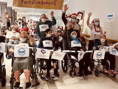 Participantes en la San Silvestre de la Residencia de mayores Txurdinagabarri de Bilbao