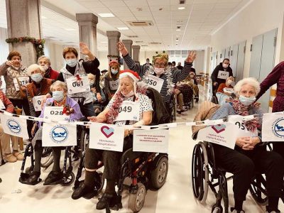 Participantes en la San Silvestre de la Residencia de mayores Txurdinagabarri de Bilbao