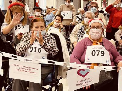 Participantes en la San Silvestre de la Residencia de mayores Txurdinagabarri de Bilbao