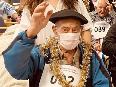 Participantes en la San Silvestre de la Residencia de mayores Txurdinagabarri de Bilbao