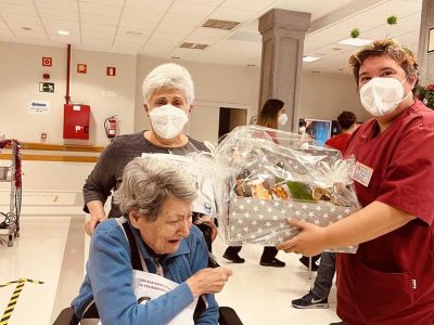 Participantes en la San Silvestre de la Residencia de mayores Txurdinagabarri de Bilbao