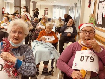 Participantes en la San Silvestre de la Residencia de mayores Txurdinagabarri de Bilbao
