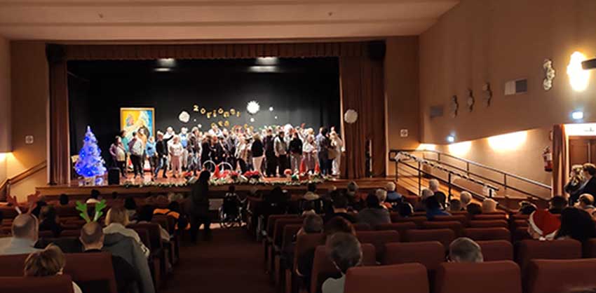 Aita Menni Ospitaleko ekitaldi-aretoan emanaldia