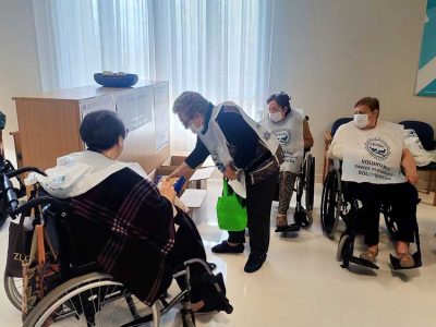 Recogida de alimentos en la Residencia Txurdinagabarri