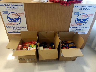 Recogida de alimentos en la Residencia Txurdinagabarri