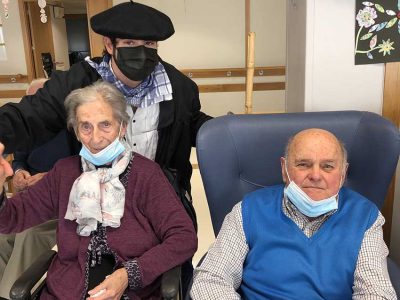 Olentzero y Mari Domingi visitan la Residencia Txurdinagabarri