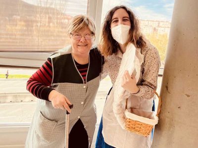 Olentzero y Mari Domingi visitan la Residencia Txurdinagabarri