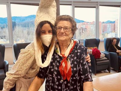 Olentzero y Mari Domingi visitan la Residencia Txurdinagabarri