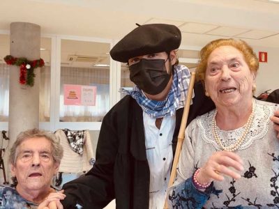 Olentzero y Mari Domingi visitan la Residencia Txurdinagabarri