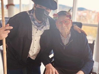 Olentzero y Mari Domingi visitan la Residencia Txurdinagabarri
