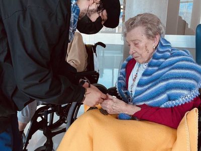 Olentzero y Mari Domingi visitan la Residencia Txurdinagabarri