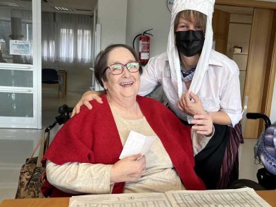 Olentzero y Mari Domingi visitan la Residencia Txurdinagabarri