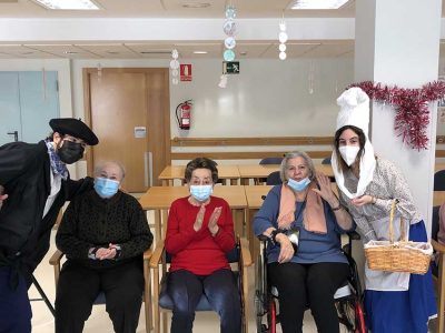 Olentzero y Mari Domingi visitan la Residencia Txurdinagabarri