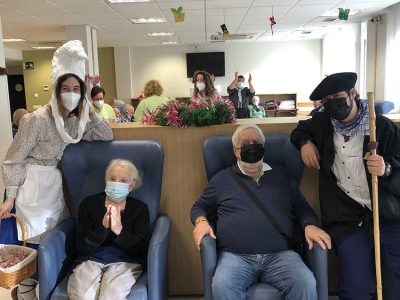 Olentzero y Mari Domingi visitan la Residencia Txurdinagabarri