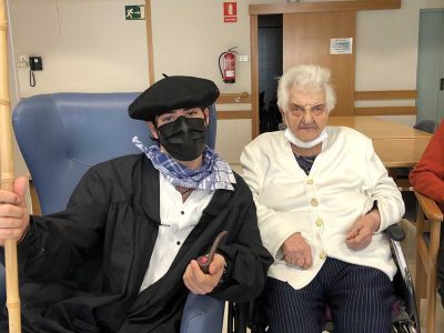 Olentzero y Mari Domingi visitan la Residencia Txurdinagabarri