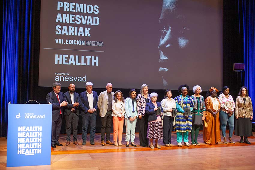 Premiadas, autoridades e integrantes de Anesvad, en el acto del Museo Guggenheim