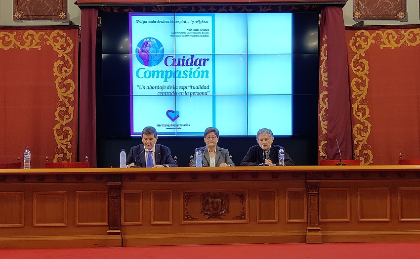 Ezkerretik eskuinera, Deustuko Unibertsitateko errektore Juan Jose Etxeberria, Ahizpa Ospitalarioen probintziako kontseilari M. Rosario Iranzo eta Bilboko gotzain Joseba Segura