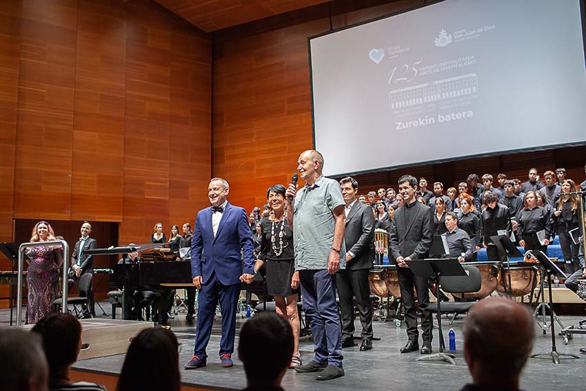 Kontzertu koral bikaina gure 125 urteko hospitalitatearen omenez Bittor Zubelzu eskeneriotik abiatu da, Yolanda Egaña eta Egoitz Zabala aurkezlearekin batera