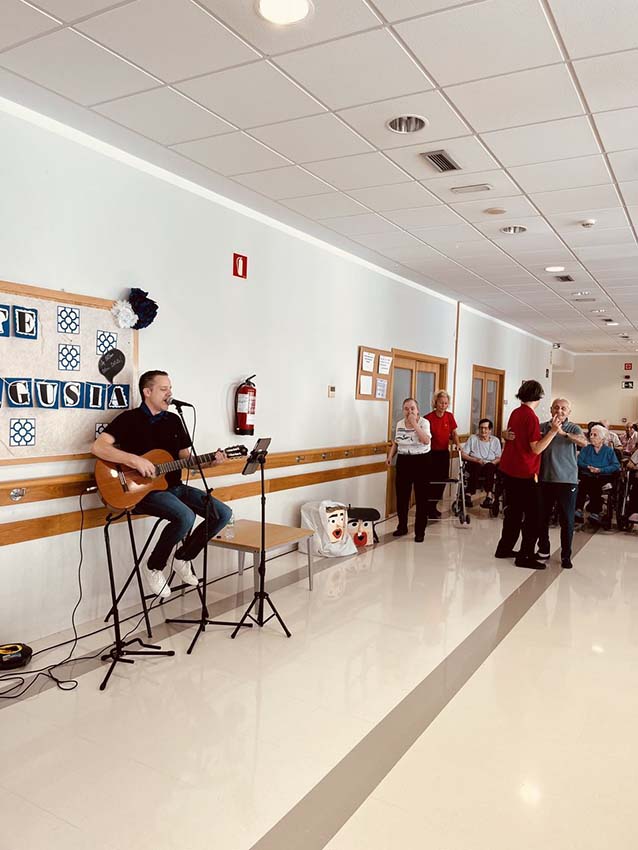 Aste Nagusiaz topera disfrutatzen Aste Nagusiaz topera disfrutatzen