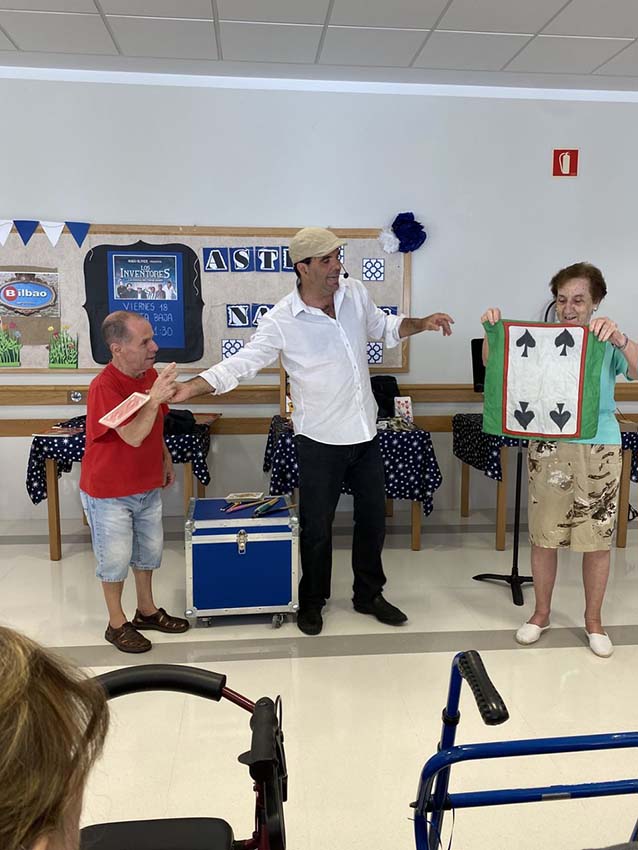 Aste Nagusiaz topera disfrutatzen Aste Nagusiaz topera disfrutatzen