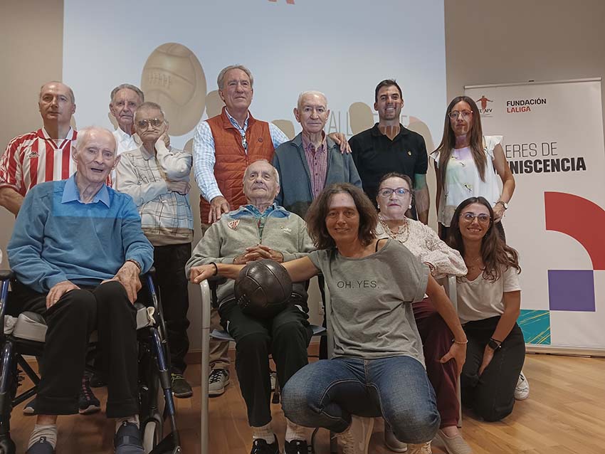 Foto de grupo de asistentes al Taller de Reminiscencia, con Andoni Goikoetxea
