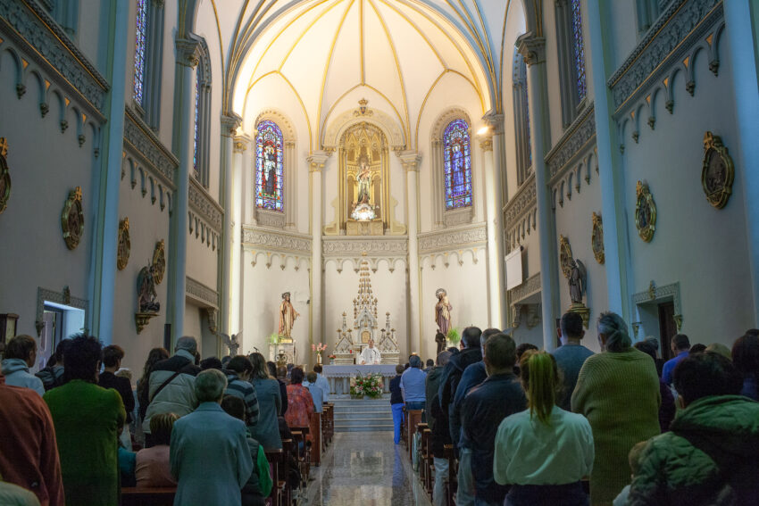 Una representación de todos nuestros centros cierra en el Hospital Aita Menni los actos de su 125 aniversario Vista de una iglesia durante una eucaristía, con las personas de espaldas y el altar al fondo