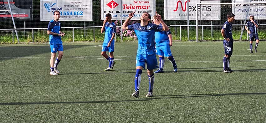 La Selección de Gipuzkoa, con residentes de Zubi Etxe, gana la Donosti Authentics Cup Varios jugadores sobre un campo de fútbol