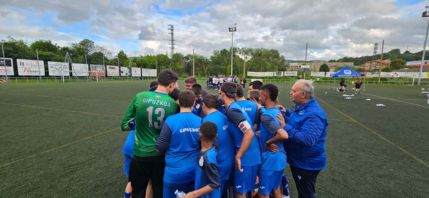 La Selección de Gipuzkoa, con residentes de Zubi Etxe, gana la Donosti Authentics Cup Un grupo de jugadores de fútbol