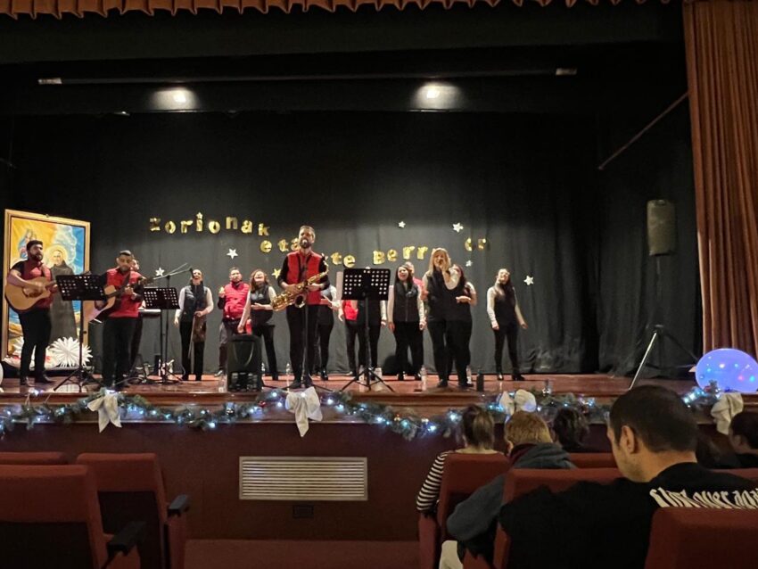 ‘Cada Día en su Presencia’ gospel abesbatzaren emanaldiak ireki du Gabonetako egitaraua